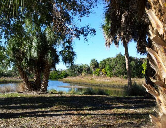 Two Bedroom Two Bath Family Condo - Sleeps Four - Unit B - Private Beach St. Petersburg Exterior photo